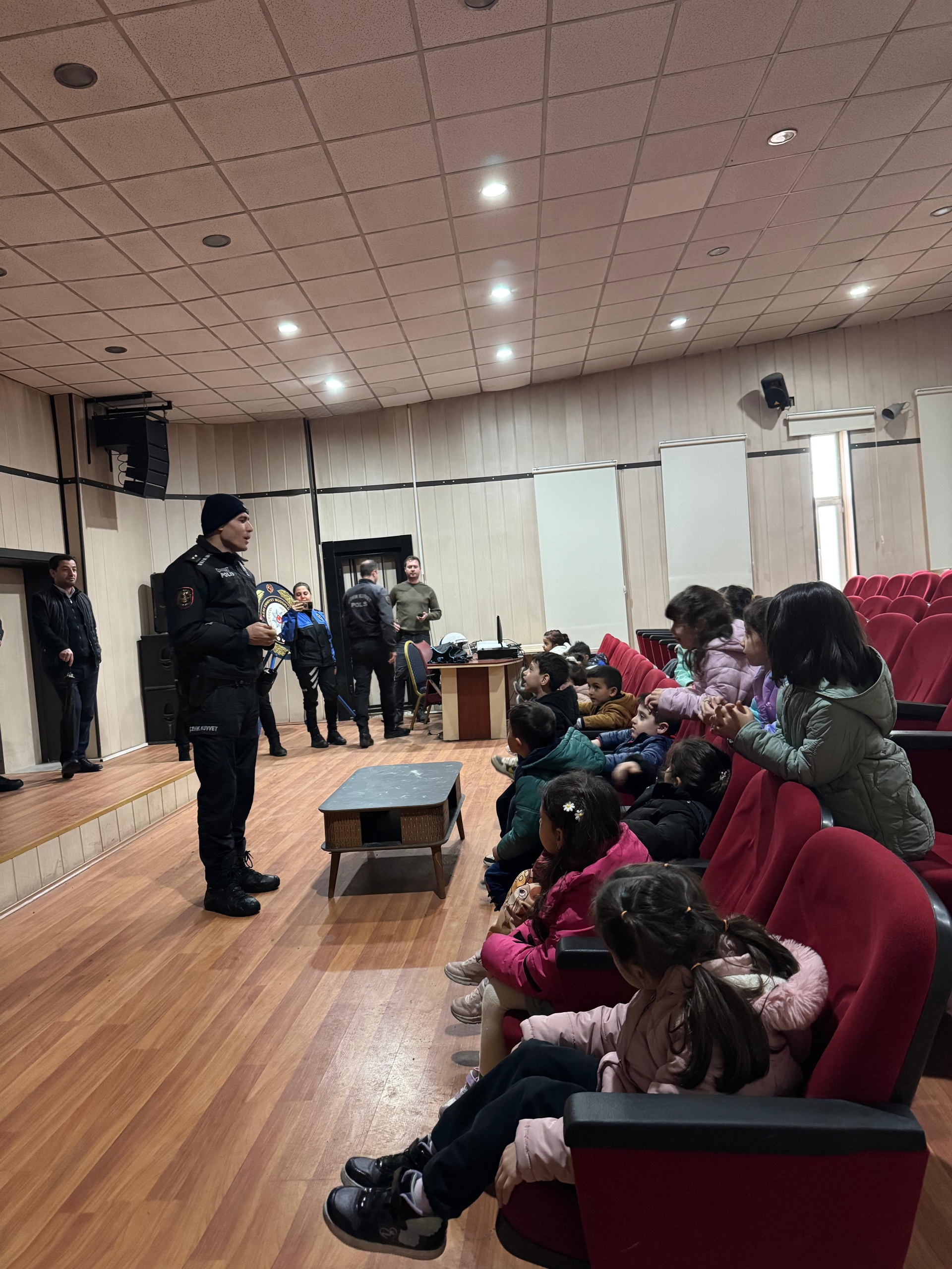 Ağrı’da Öğrencilerden polis teşkilatına anlamlı ziyaret