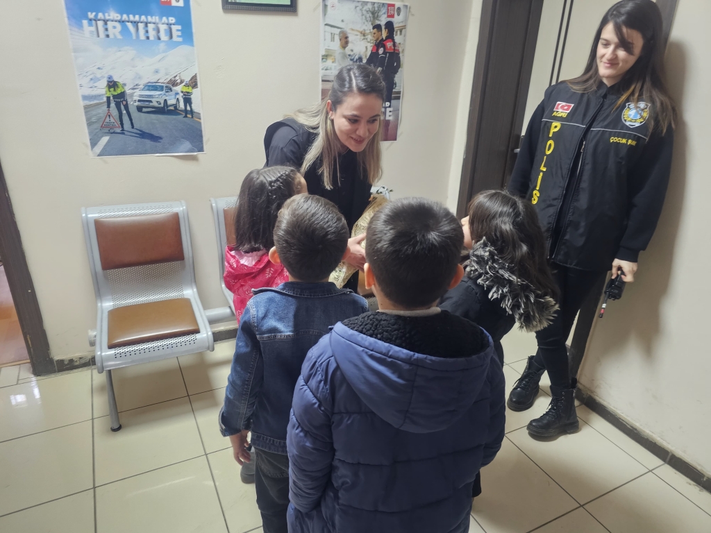 Ağrı’da Öğrencilerden polis teşkilatına anlamlı ziyaret