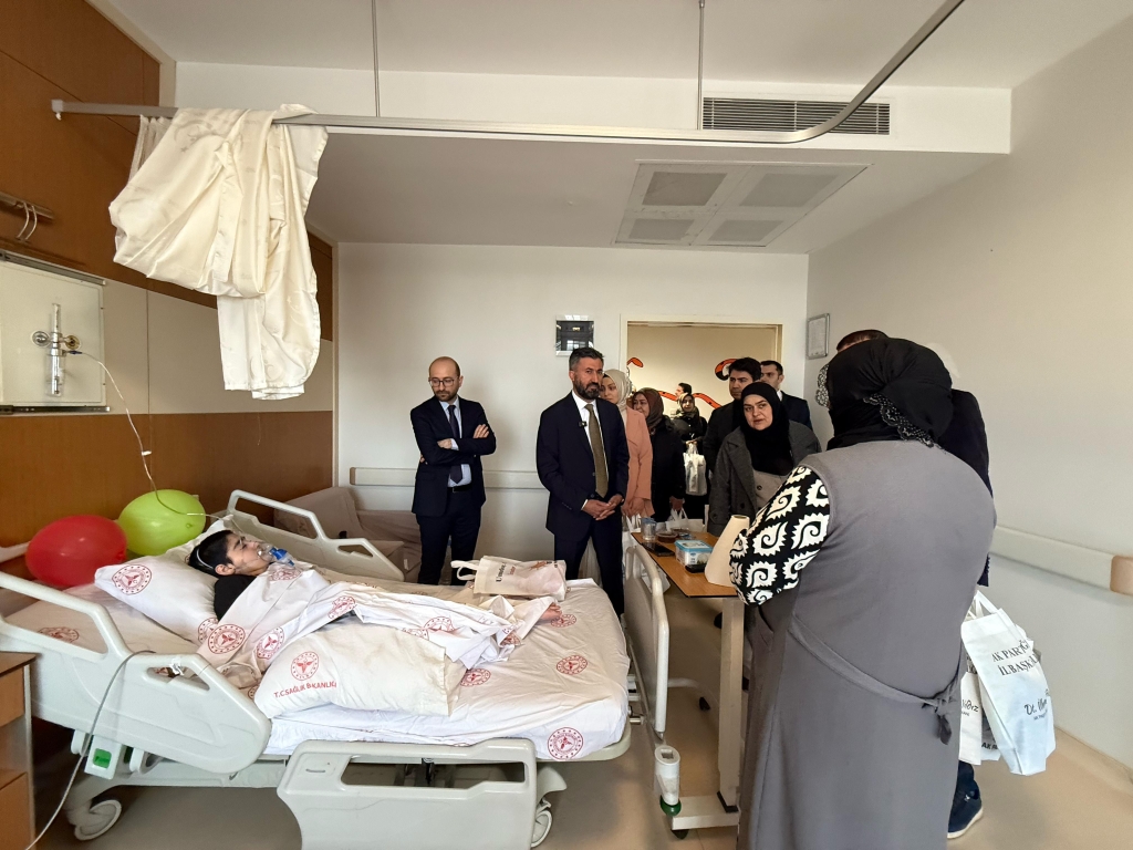 Başkan yıldız, 23 nisan'da Hastanede Tedavi Gören Çocukları Ziyaret Etti 