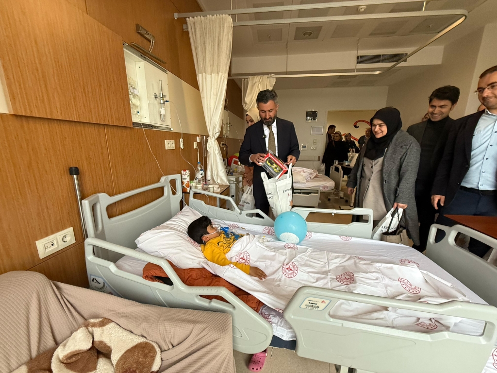 Başkan yıldız, 23 nisan'da Hastanede Tedavi Gören Çocukları Ziyaret Etti 