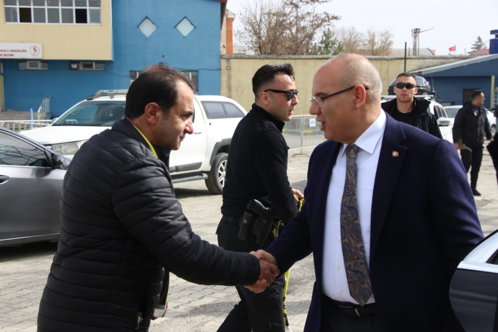 Ağrı valisi koç'tan Ağrı Spor'a Moral Ziyareti

Ağrı valisi Mustafa Koç, beraberindeki il protokolüyle birlikte play-off sürecinde kritik karşılaşmalara hazırlanan Ağrı Spor'u antrenmanda ziyaret etti.

Ağrı Valisi Mustafa Koç, Ağrı Cumhuriyet Başsavcısı Adem Çalış, Gençlik ve Spor İl Müdürü Ahmet Çelebi ve İl Milli Eğitim Müdürü Hasan Kökrek ile birlikte Ağrı Spor Kulübü’nü ziyaret etti.

Play-off mücadelesine hazırlanan takımı moral açısından desteklemeyi amaçlayan ziyaret, takımın antrenmanında gerçekleşti.

Vali Koç ve beraberindeki heyeti, Ağrı Spor Kulüp Başkanı Mehmet Yıldırım karşıladı.

Futbolcularla bir süre sohbet eden ve teknik heyetten takımın son durumu hakkında bilgi alan Vali Koç, sporun toplum birliği açısından önemine değindi.

Ziyaret sırasında futbolcuların antrenmanını da izleyen protokol üyeleri, saha kenarından takıma moral verdi.

Ziyaretin, Ağrı Spor’un bu cumartesi günü Edirnespor ile oynayacağı önemli play-off maçı öncesine denk gelmesi, hem teknik ekip hem de futbolcular tarafından memnuniyetle karşılandı.

Mücadele, Ağrı Vali Lütfi Yiğenoğlu Stadyumu'nda oynanacak.

Ağrı Valisi Mustafa Koç kulübün yanında olduklarını ifade ederek şunları söyledi: “Ağrı Spor, bu şehrin ortak değerlerinden biridir. Göstermiş oldukları çaba ve mücadeleyi takdir ediyoruz. Bu önemli karşılaşma öncesinde oyuncularımızın moralini yüksek tutmak amacıyla buradayız. İnşallah şehrimizi başarıyla temsil etmeye devam edecekler.”

Kulüp Başkanı Mehmet Yıldırım, ise yapılan ziyaretten duyduğu memnuniyeti dile getirerek şunları söyledi: “Valimiz başta olmak üzere tüm protokol üyelerimizin kulübümüzle bu denli yakından ilgilenmesi bizleri çok mutlu etti. Özellikle bu kritik süreçte verilen destek, takımın motivasyonuna önemli katkı sağlıyor. Tüm taraftarlarımızı cumartesi günü stadyuma davet ediyoruz.”

Ağrı Spor’un son maçlara moralli çıkması için yapılan bu anlamlı ziyaret, kulüp camiası ve taraftarlar nezdinde olumlu karşılık buldu.

Cumartesi günü oynanacak kritik karşılaşmada, tribün desteğinin artması bekleniyor.