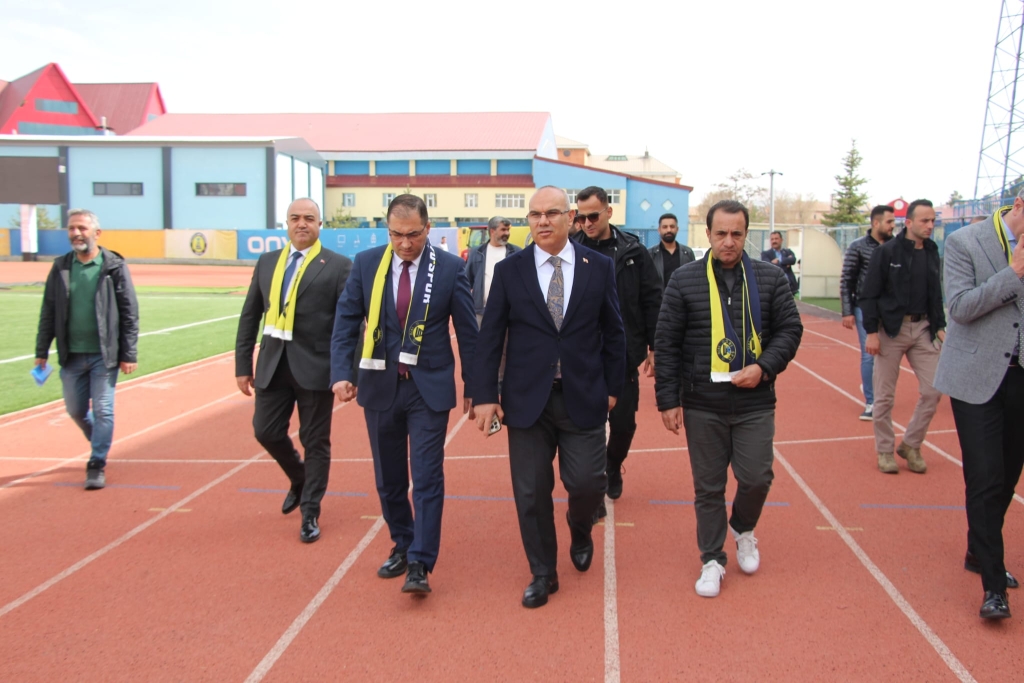 Ağrı valisi koç'tan Ağrı Spor'a Moral Ziyareti

Ağrı valisi Mustafa Koç, beraberindeki il protokolüyle birlikte play-off sürecinde kritik karşılaşmalara hazırlanan Ağrı Spor'u antrenmanda ziyaret etti.

Ağrı Valisi Mustafa Koç, Ağrı Cumhuriyet Başsavcısı Adem Çalış, Gençlik ve Spor İl Müdürü Ahmet Çelebi ve İl Milli Eğitim Müdürü Hasan Kökrek ile birlikte Ağrı Spor Kulübü’nü ziyaret etti.

Play-off mücadelesine hazırlanan takımı moral açısından desteklemeyi amaçlayan ziyaret, takımın antrenmanında gerçekleşti.

Vali Koç ve beraberindeki heyeti, Ağrı Spor Kulüp Başkanı Mehmet Yıldırım karşıladı.

Futbolcularla bir süre sohbet eden ve teknik heyetten takımın son durumu hakkında bilgi alan Vali Koç, sporun toplum birliği açısından önemine değindi.

Ziyaret sırasında futbolcuların antrenmanını da izleyen protokol üyeleri, saha kenarından takıma moral verdi.

Ziyaretin, Ağrı Spor’un bu cumartesi günü Edirnespor ile oynayacağı önemli play-off maçı öncesine denk gelmesi, hem teknik ekip hem de futbolcular tarafından memnuniyetle karşılandı.

Mücadele, Ağrı Vali Lütfi Yiğenoğlu Stadyumu'nda oynanacak.

Ağrı Valisi Mustafa Koç kulübün yanında olduklarını ifade ederek şunları söyledi: “Ağrı Spor, bu şehrin ortak değerlerinden biridir. Göstermiş oldukları çaba ve mücadeleyi takdir ediyoruz. Bu önemli karşılaşma öncesinde oyuncularımızın moralini yüksek tutmak amacıyla buradayız. İnşallah şehrimizi başarıyla temsil etmeye devam edecekler.”

Kulüp Başkanı Mehmet Yıldırım, ise yapılan ziyaretten duyduğu memnuniyeti dile getirerek şunları söyledi: “Valimiz başta olmak üzere tüm protokol üyelerimizin kulübümüzle bu denli yakından ilgilenmesi bizleri çok mutlu etti. Özellikle bu kritik süreçte verilen destek, takımın motivasyonuna önemli katkı sağlıyor. Tüm taraftarlarımızı cumartesi günü stadyuma davet ediyoruz.”

Ağrı Spor’un son maçlara moralli çıkması için yapılan bu anlamlı ziyaret, kulüp camiası ve taraftarlar nezdinde olumlu karşılık buldu.

Cumartesi günü oynanacak kritik karşılaşmada, tribün desteğinin artması bekleniyor.