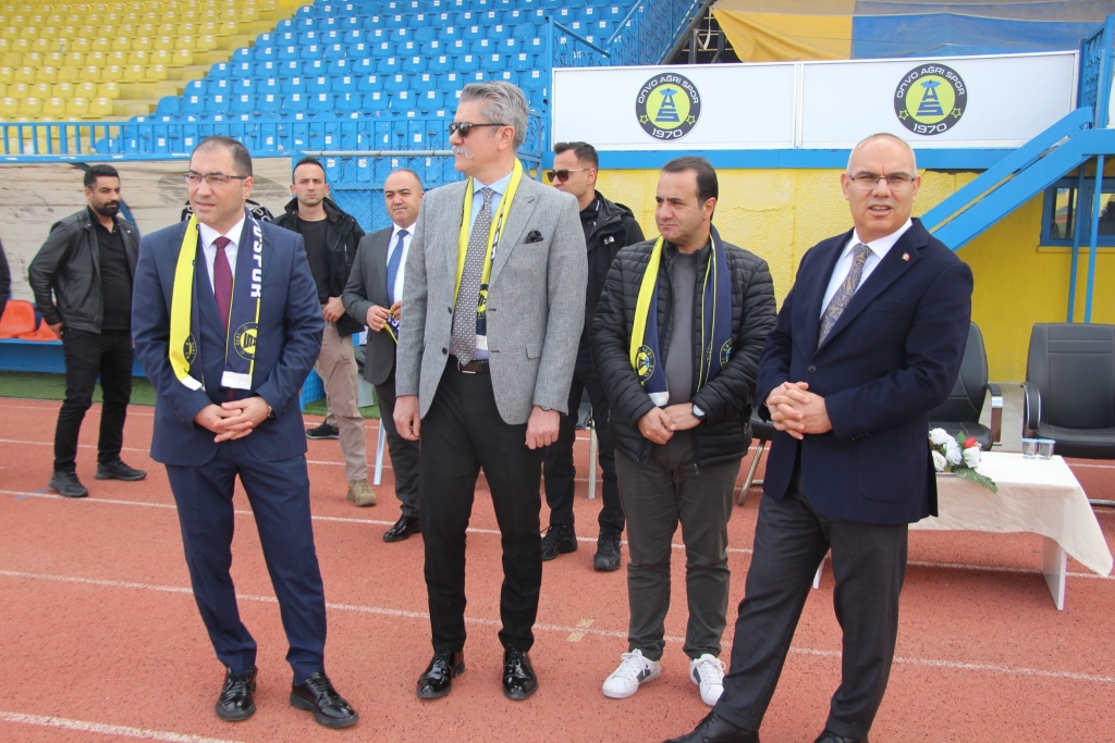 Ağrı valisi koç'tan Ağrı Spor'a Moral Ziyareti

Ağrı valisi Mustafa Koç, beraberindeki il protokolüyle birlikte play-off sürecinde kritik karşılaşmalara hazırlanan Ağrı Spor'u antrenmanda ziyaret etti.

Ağrı Valisi Mustafa Koç, Ağrı Cumhuriyet Başsavcısı Adem Çalış, Gençlik ve Spor İl Müdürü Ahmet Çelebi ve İl Milli Eğitim Müdürü Hasan Kökrek ile birlikte Ağrı Spor Kulübü’nü ziyaret etti.

Play-off mücadelesine hazırlanan takımı moral açısından desteklemeyi amaçlayan ziyaret, takımın antrenmanında gerçekleşti.

Vali Koç ve beraberindeki heyeti, Ağrı Spor Kulüp Başkanı Mehmet Yıldırım karşıladı.

Futbolcularla bir süre sohbet eden ve teknik heyetten takımın son durumu hakkında bilgi alan Vali Koç, sporun toplum birliği açısından önemine değindi.

Ziyaret sırasında futbolcuların antrenmanını da izleyen protokol üyeleri, saha kenarından takıma moral verdi.

Ziyaretin, Ağrı Spor’un bu cumartesi günü Edirnespor ile oynayacağı önemli play-off maçı öncesine denk gelmesi, hem teknik ekip hem de futbolcular tarafından memnuniyetle karşılandı.

Mücadele, Ağrı Vali Lütfi Yiğenoğlu Stadyumu'nda oynanacak.

Ağrı Valisi Mustafa Koç kulübün yanında olduklarını ifade ederek şunları söyledi: “Ağrı Spor, bu şehrin ortak değerlerinden biridir. Göstermiş oldukları çaba ve mücadeleyi takdir ediyoruz. Bu önemli karşılaşma öncesinde oyuncularımızın moralini yüksek tutmak amacıyla buradayız. İnşallah şehrimizi başarıyla temsil etmeye devam edecekler.”

Kulüp Başkanı Mehmet Yıldırım, ise yapılan ziyaretten duyduğu memnuniyeti dile getirerek şunları söyledi: “Valimiz başta olmak üzere tüm protokol üyelerimizin kulübümüzle bu denli yakından ilgilenmesi bizleri çok mutlu etti. Özellikle bu kritik süreçte verilen destek, takımın motivasyonuna önemli katkı sağlıyor. Tüm taraftarlarımızı cumartesi günü stadyuma davet ediyoruz.”

Ağrı Spor’un son maçlara moralli çıkması için yapılan bu anlamlı ziyaret, kulüp camiası ve taraftarlar nezdinde olumlu karşılık buldu.

Cumartesi günü oynanacak kritik karşılaşmada, tribün desteğinin artması bekleniyor.