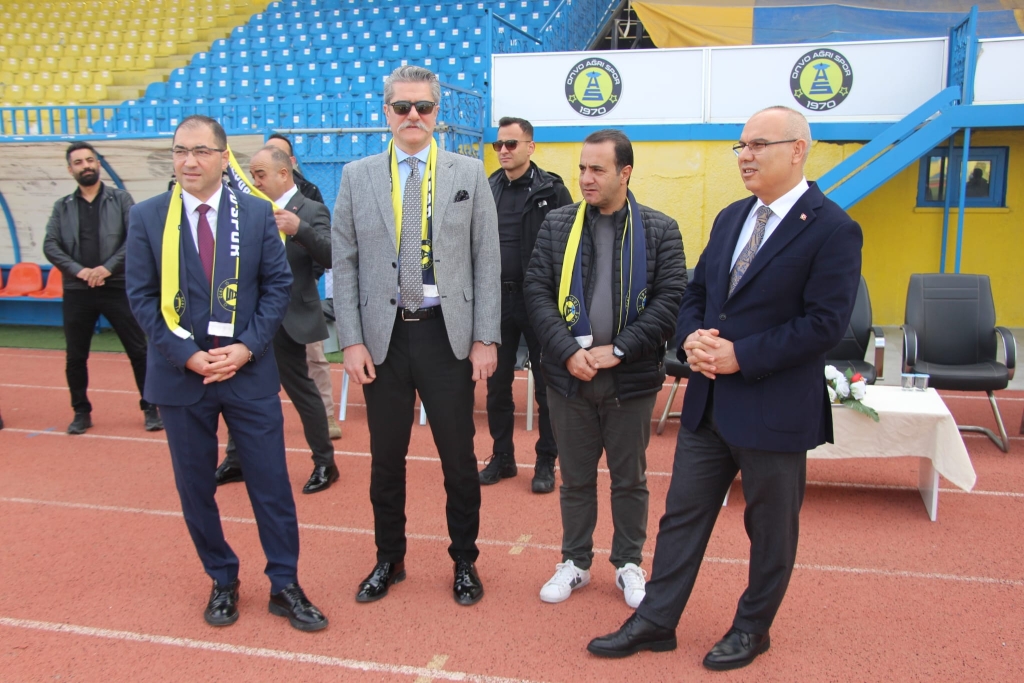 Ağrı valisi koç'tan Ağrı Spor'a Moral Ziyareti

Ağrı valisi Mustafa Koç, beraberindeki il protokolüyle birlikte play-off sürecinde kritik karşılaşmalara hazırlanan Ağrı Spor'u antrenmanda ziyaret etti.

Ağrı Valisi Mustafa Koç, Ağrı Cumhuriyet Başsavcısı Adem Çalış, Gençlik ve Spor İl Müdürü Ahmet Çelebi ve İl Milli Eğitim Müdürü Hasan Kökrek ile birlikte Ağrı Spor Kulübü’nü ziyaret etti.

Play-off mücadelesine hazırlanan takımı moral açısından desteklemeyi amaçlayan ziyaret, takımın antrenmanında gerçekleşti.

Vali Koç ve beraberindeki heyeti, Ağrı Spor Kulüp Başkanı Mehmet Yıldırım karşıladı.

Futbolcularla bir süre sohbet eden ve teknik heyetten takımın son durumu hakkında bilgi alan Vali Koç, sporun toplum birliği açısından önemine değindi.

Ziyaret sırasında futbolcuların antrenmanını da izleyen protokol üyeleri, saha kenarından takıma moral verdi.

Ziyaretin, Ağrı Spor’un bu cumartesi günü Edirnespor ile oynayacağı önemli play-off maçı öncesine denk gelmesi, hem teknik ekip hem de futbolcular tarafından memnuniyetle karşılandı.

Mücadele, Ağrı Vali Lütfi Yiğenoğlu Stadyumu'nda oynanacak.

Ağrı Valisi Mustafa Koç kulübün yanında olduklarını ifade ederek şunları söyledi: “Ağrı Spor, bu şehrin ortak değerlerinden biridir. Göstermiş oldukları çaba ve mücadeleyi takdir ediyoruz. Bu önemli karşılaşma öncesinde oyuncularımızın moralini yüksek tutmak amacıyla buradayız. İnşallah şehrimizi başarıyla temsil etmeye devam edecekler.”

Kulüp Başkanı Mehmet Yıldırım, ise yapılan ziyaretten duyduğu memnuniyeti dile getirerek şunları söyledi: “Valimiz başta olmak üzere tüm protokol üyelerimizin kulübümüzle bu denli yakından ilgilenmesi bizleri çok mutlu etti. Özellikle bu kritik süreçte verilen destek, takımın motivasyonuna önemli katkı sağlıyor. Tüm taraftarlarımızı cumartesi günü stadyuma davet ediyoruz.”

Ağrı Spor’un son maçlara moralli çıkması için yapılan bu anlamlı ziyaret, kulüp camiası ve taraftarlar nezdinde olumlu karşılık buldu.

Cumartesi günü oynanacak kritik karşılaşmada, tribün desteğinin artması bekleniyor.
