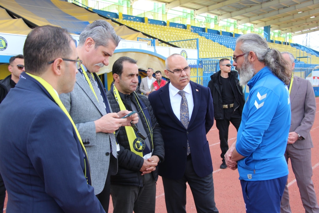 Ağrı valisi koç'tan Ağrı Spor'a Moral Ziyareti

Ağrı valisi Mustafa Koç, beraberindeki il protokolüyle birlikte play-off sürecinde kritik karşılaşmalara hazırlanan Ağrı Spor'u antrenmanda ziyaret etti.

Ağrı Valisi Mustafa Koç, Ağrı Cumhuriyet Başsavcısı Adem Çalış, Gençlik ve Spor İl Müdürü Ahmet Çelebi ve İl Milli Eğitim Müdürü Hasan Kökrek ile birlikte Ağrı Spor Kulübü’nü ziyaret etti.

Play-off mücadelesine hazırlanan takımı moral açısından desteklemeyi amaçlayan ziyaret, takımın antrenmanında gerçekleşti.

Vali Koç ve beraberindeki heyeti, Ağrı Spor Kulüp Başkanı Mehmet Yıldırım karşıladı.

Futbolcularla bir süre sohbet eden ve teknik heyetten takımın son durumu hakkında bilgi alan Vali Koç, sporun toplum birliği açısından önemine değindi.

Ziyaret sırasında futbolcuların antrenmanını da izleyen protokol üyeleri, saha kenarından takıma moral verdi.

Ziyaretin, Ağrı Spor’un bu cumartesi günü Edirnespor ile oynayacağı önemli play-off maçı öncesine denk gelmesi, hem teknik ekip hem de futbolcular tarafından memnuniyetle karşılandı.

Mücadele, Ağrı Vali Lütfi Yiğenoğlu Stadyumu'nda oynanacak.

Ağrı Valisi Mustafa Koç kulübün yanında olduklarını ifade ederek şunları söyledi: “Ağrı Spor, bu şehrin ortak değerlerinden biridir. Göstermiş oldukları çaba ve mücadeleyi takdir ediyoruz. Bu önemli karşılaşma öncesinde oyuncularımızın moralini yüksek tutmak amacıyla buradayız. İnşallah şehrimizi başarıyla temsil etmeye devam edecekler.”

Kulüp Başkanı Mehmet Yıldırım, ise yapılan ziyaretten duyduğu memnuniyeti dile getirerek şunları söyledi: “Valimiz başta olmak üzere tüm protokol üyelerimizin kulübümüzle bu denli yakından ilgilenmesi bizleri çok mutlu etti. Özellikle bu kritik süreçte verilen destek, takımın motivasyonuna önemli katkı sağlıyor. Tüm taraftarlarımızı cumartesi günü stadyuma davet ediyoruz.”

Ağrı Spor’un son maçlara moralli çıkması için yapılan bu anlamlı ziyaret, kulüp camiası ve taraftarlar nezdinde olumlu karşılık buldu.

Cumartesi günü oynanacak kritik karşılaşmada, tribün desteğinin artması bekleniyor.