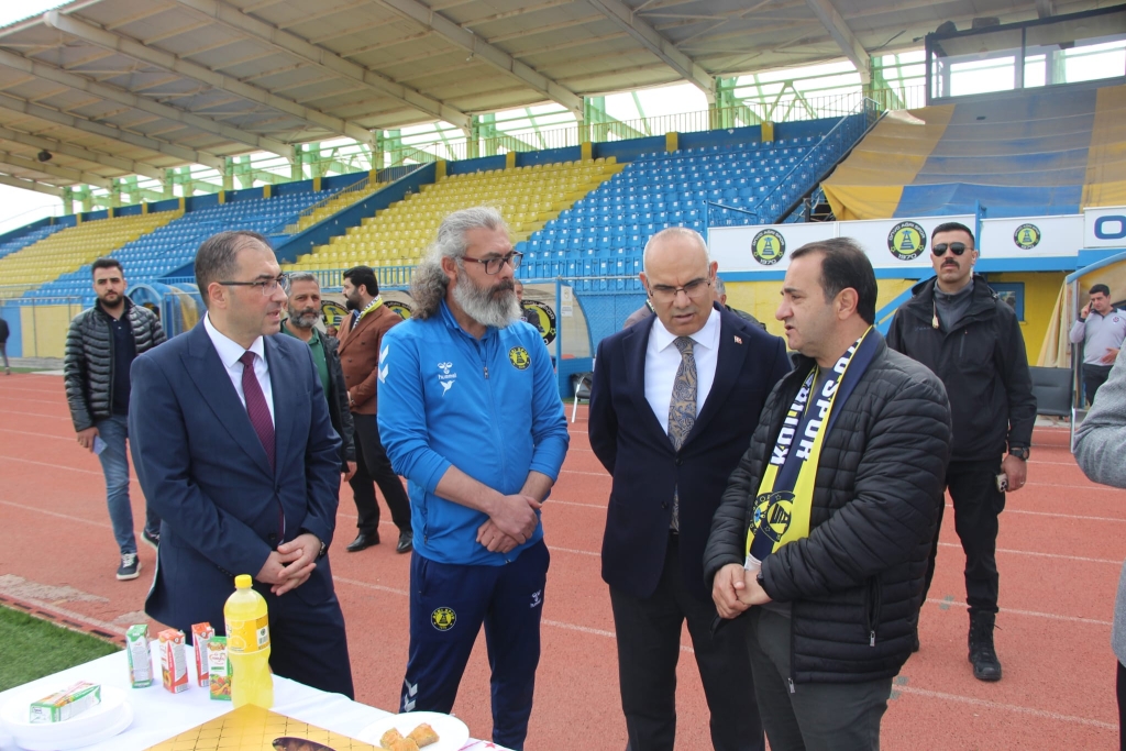 Ağrı valisi koç'tan Ağrı Spor'a Moral Ziyareti

Ağrı valisi Mustafa Koç, beraberindeki il protokolüyle birlikte play-off sürecinde kritik karşılaşmalara hazırlanan Ağrı Spor'u antrenmanda ziyaret etti.

Ağrı Valisi Mustafa Koç, Ağrı Cumhuriyet Başsavcısı Adem Çalış, Gençlik ve Spor İl Müdürü Ahmet Çelebi ve İl Milli Eğitim Müdürü Hasan Kökrek ile birlikte Ağrı Spor Kulübü’nü ziyaret etti.

Play-off mücadelesine hazırlanan takımı moral açısından desteklemeyi amaçlayan ziyaret, takımın antrenmanında gerçekleşti.

Vali Koç ve beraberindeki heyeti, Ağrı Spor Kulüp Başkanı Mehmet Yıldırım karşıladı.

Futbolcularla bir süre sohbet eden ve teknik heyetten takımın son durumu hakkında bilgi alan Vali Koç, sporun toplum birliği açısından önemine değindi.

Ziyaret sırasında futbolcuların antrenmanını da izleyen protokol üyeleri, saha kenarından takıma moral verdi.

Ziyaretin, Ağrı Spor’un bu cumartesi günü Edirnespor ile oynayacağı önemli play-off maçı öncesine denk gelmesi, hem teknik ekip hem de futbolcular tarafından memnuniyetle karşılandı.

Mücadele, Ağrı Vali Lütfi Yiğenoğlu Stadyumu'nda oynanacak.

Ağrı Valisi Mustafa Koç kulübün yanında olduklarını ifade ederek şunları söyledi: “Ağrı Spor, bu şehrin ortak değerlerinden biridir. Göstermiş oldukları çaba ve mücadeleyi takdir ediyoruz. Bu önemli karşılaşma öncesinde oyuncularımızın moralini yüksek tutmak amacıyla buradayız. İnşallah şehrimizi başarıyla temsil etmeye devam edecekler.”

Kulüp Başkanı Mehmet Yıldırım, ise yapılan ziyaretten duyduğu memnuniyeti dile getirerek şunları söyledi: “Valimiz başta olmak üzere tüm protokol üyelerimizin kulübümüzle bu denli yakından ilgilenmesi bizleri çok mutlu etti. Özellikle bu kritik süreçte verilen destek, takımın motivasyonuna önemli katkı sağlıyor. Tüm taraftarlarımızı cumartesi günü stadyuma davet ediyoruz.”

Ağrı Spor’un son maçlara moralli çıkması için yapılan bu anlamlı ziyaret, kulüp camiası ve taraftarlar nezdinde olumlu karşılık buldu.

Cumartesi günü oynanacak kritik karşılaşmada, tribün desteğinin artması bekleniyor.