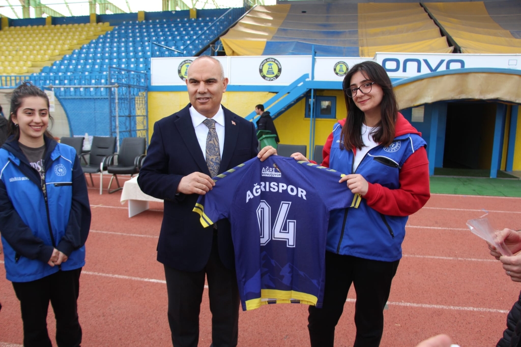 Ağrı valisi koç'tan Ağrı Spor'a Moral Ziyareti

Ağrı valisi Mustafa Koç, beraberindeki il protokolüyle birlikte play-off sürecinde kritik karşılaşmalara hazırlanan Ağrı Spor'u antrenmanda ziyaret etti.

Ağrı Valisi Mustafa Koç, Ağrı Cumhuriyet Başsavcısı Adem Çalış, Gençlik ve Spor İl Müdürü Ahmet Çelebi ve İl Milli Eğitim Müdürü Hasan Kökrek ile birlikte Ağrı Spor Kulübü’nü ziyaret etti.

Play-off mücadelesine hazırlanan takımı moral açısından desteklemeyi amaçlayan ziyaret, takımın antrenmanında gerçekleşti.

Vali Koç ve beraberindeki heyeti, Ağrı Spor Kulüp Başkanı Mehmet Yıldırım karşıladı.

Futbolcularla bir süre sohbet eden ve teknik heyetten takımın son durumu hakkında bilgi alan Vali Koç, sporun toplum birliği açısından önemine değindi.

Ziyaret sırasında futbolcuların antrenmanını da izleyen protokol üyeleri, saha kenarından takıma moral verdi.

Ziyaretin, Ağrı Spor’un bu cumartesi günü Edirnespor ile oynayacağı önemli play-off maçı öncesine denk gelmesi, hem teknik ekip hem de futbolcular tarafından memnuniyetle karşılandı.

Mücadele, Ağrı Vali Lütfi Yiğenoğlu Stadyumu'nda oynanacak.

Ağrı Valisi Mustafa Koç kulübün yanında olduklarını ifade ederek şunları söyledi: “Ağrı Spor, bu şehrin ortak değerlerinden biridir. Göstermiş oldukları çaba ve mücadeleyi takdir ediyoruz. Bu önemli karşılaşma öncesinde oyuncularımızın moralini yüksek tutmak amacıyla buradayız. İnşallah şehrimizi başarıyla temsil etmeye devam edecekler.”

Kulüp Başkanı Mehmet Yıldırım, ise yapılan ziyaretten duyduğu memnuniyeti dile getirerek şunları söyledi: “Valimiz başta olmak üzere tüm protokol üyelerimizin kulübümüzle bu denli yakından ilgilenmesi bizleri çok mutlu etti. Özellikle bu kritik süreçte verilen destek, takımın motivasyonuna önemli katkı sağlıyor. Tüm taraftarlarımızı cumartesi günü stadyuma davet ediyoruz.”

Ağrı Spor’un son maçlara moralli çıkması için yapılan bu anlamlı ziyaret, kulüp camiası ve taraftarlar nezdinde olumlu karşılık buldu.

Cumartesi günü oynanacak kritik karşılaşmada, tribün desteğinin artması bekleniyor.