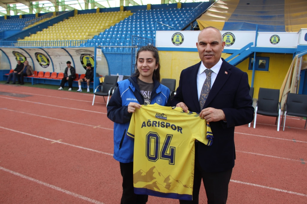 Ağrı valisi koç'tan Ağrı Spor'a Moral Ziyareti

Ağrı valisi Mustafa Koç, beraberindeki il protokolüyle birlikte play-off sürecinde kritik karşılaşmalara hazırlanan Ağrı Spor'u antrenmanda ziyaret etti.

Ağrı Valisi Mustafa Koç, Ağrı Cumhuriyet Başsavcısı Adem Çalış, Gençlik ve Spor İl Müdürü Ahmet Çelebi ve İl Milli Eğitim Müdürü Hasan Kökrek ile birlikte Ağrı Spor Kulübü’nü ziyaret etti.

Play-off mücadelesine hazırlanan takımı moral açısından desteklemeyi amaçlayan ziyaret, takımın antrenmanında gerçekleşti.

Vali Koç ve beraberindeki heyeti, Ağrı Spor Kulüp Başkanı Mehmet Yıldırım karşıladı.

Futbolcularla bir süre sohbet eden ve teknik heyetten takımın son durumu hakkında bilgi alan Vali Koç, sporun toplum birliği açısından önemine değindi.

Ziyaret sırasında futbolcuların antrenmanını da izleyen protokol üyeleri, saha kenarından takıma moral verdi.

Ziyaretin, Ağrı Spor’un bu cumartesi günü Edirnespor ile oynayacağı önemli play-off maçı öncesine denk gelmesi, hem teknik ekip hem de futbolcular tarafından memnuniyetle karşılandı.

Mücadele, Ağrı Vali Lütfi Yiğenoğlu Stadyumu'nda oynanacak.

Ağrı Valisi Mustafa Koç kulübün yanında olduklarını ifade ederek şunları söyledi: “Ağrı Spor, bu şehrin ortak değerlerinden biridir. Göstermiş oldukları çaba ve mücadeleyi takdir ediyoruz. Bu önemli karşılaşma öncesinde oyuncularımızın moralini yüksek tutmak amacıyla buradayız. İnşallah şehrimizi başarıyla temsil etmeye devam edecekler.”

Kulüp Başkanı Mehmet Yıldırım, ise yapılan ziyaretten duyduğu memnuniyeti dile getirerek şunları söyledi: “Valimiz başta olmak üzere tüm protokol üyelerimizin kulübümüzle bu denli yakından ilgilenmesi bizleri çok mutlu etti. Özellikle bu kritik süreçte verilen destek, takımın motivasyonuna önemli katkı sağlıyor. Tüm taraftarlarımızı cumartesi günü stadyuma davet ediyoruz.”

Ağrı Spor’un son maçlara moralli çıkması için yapılan bu anlamlı ziyaret, kulüp camiası ve taraftarlar nezdinde olumlu karşılık buldu.

Cumartesi günü oynanacak kritik karşılaşmada, tribün desteğinin artması bekleniyor.