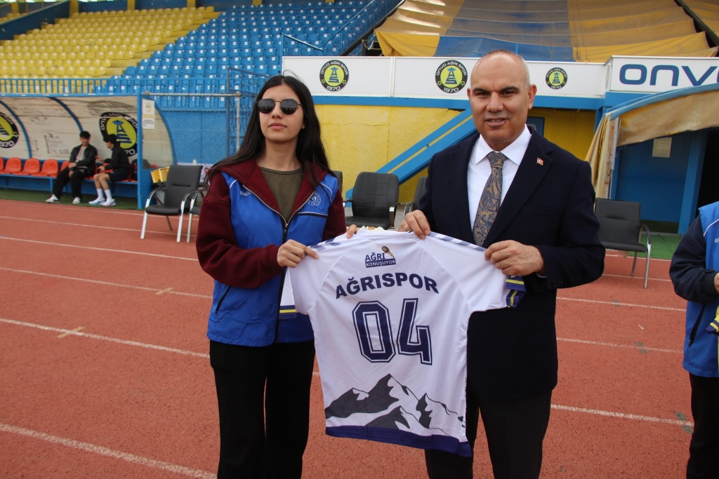 Ağrı valisi koç'tan Ağrı Spor'a Moral Ziyareti

Ağrı valisi Mustafa Koç, beraberindeki il protokolüyle birlikte play-off sürecinde kritik karşılaşmalara hazırlanan Ağrı Spor'u antrenmanda ziyaret etti.

Ağrı Valisi Mustafa Koç, Ağrı Cumhuriyet Başsavcısı Adem Çalış, Gençlik ve Spor İl Müdürü Ahmet Çelebi ve İl Milli Eğitim Müdürü Hasan Kökrek ile birlikte Ağrı Spor Kulübü’nü ziyaret etti.

Play-off mücadelesine hazırlanan takımı moral açısından desteklemeyi amaçlayan ziyaret, takımın antrenmanında gerçekleşti.

Vali Koç ve beraberindeki heyeti, Ağrı Spor Kulüp Başkanı Mehmet Yıldırım karşıladı.

Futbolcularla bir süre sohbet eden ve teknik heyetten takımın son durumu hakkında bilgi alan Vali Koç, sporun toplum birliği açısından önemine değindi.

Ziyaret sırasında futbolcuların antrenmanını da izleyen protokol üyeleri, saha kenarından takıma moral verdi.

Ziyaretin, Ağrı Spor’un bu cumartesi günü Edirnespor ile oynayacağı önemli play-off maçı öncesine denk gelmesi, hem teknik ekip hem de futbolcular tarafından memnuniyetle karşılandı.

Mücadele, Ağrı Vali Lütfi Yiğenoğlu Stadyumu'nda oynanacak.

Ağrı Valisi Mustafa Koç kulübün yanında olduklarını ifade ederek şunları söyledi: “Ağrı Spor, bu şehrin ortak değerlerinden biridir. Göstermiş oldukları çaba ve mücadeleyi takdir ediyoruz. Bu önemli karşılaşma öncesinde oyuncularımızın moralini yüksek tutmak amacıyla buradayız. İnşallah şehrimizi başarıyla temsil etmeye devam edecekler.”

Kulüp Başkanı Mehmet Yıldırım, ise yapılan ziyaretten duyduğu memnuniyeti dile getirerek şunları söyledi: “Valimiz başta olmak üzere tüm protokol üyelerimizin kulübümüzle bu denli yakından ilgilenmesi bizleri çok mutlu etti. Özellikle bu kritik süreçte verilen destek, takımın motivasyonuna önemli katkı sağlıyor. Tüm taraftarlarımızı cumartesi günü stadyuma davet ediyoruz.”

Ağrı Spor’un son maçlara moralli çıkması için yapılan bu anlamlı ziyaret, kulüp camiası ve taraftarlar nezdinde olumlu karşılık buldu.

Cumartesi günü oynanacak kritik karşılaşmada, tribün desteğinin artması bekleniyor.