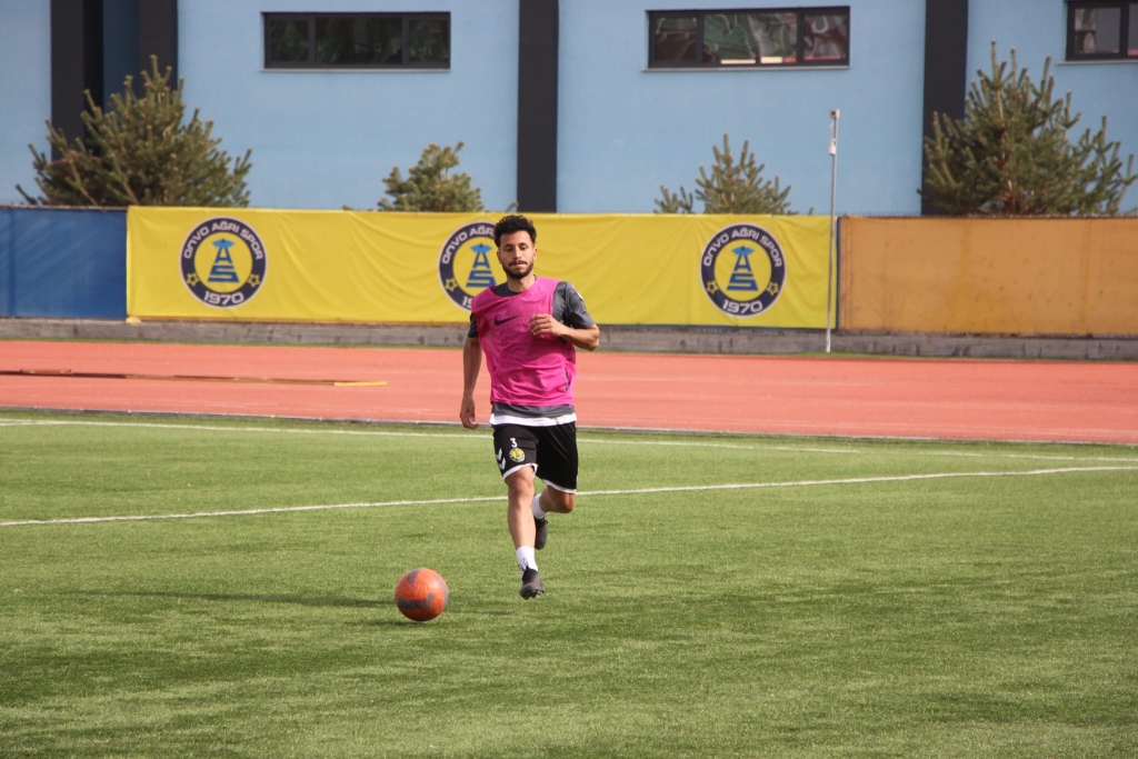 Ağrı valisi koç'tan Ağrı Spor'a Moral Ziyareti

Ağrı valisi Mustafa Koç, beraberindeki il protokolüyle birlikte play-off sürecinde kritik karşılaşmalara hazırlanan Ağrı Spor'u antrenmanda ziyaret etti.

Ağrı Valisi Mustafa Koç, Ağrı Cumhuriyet Başsavcısı Adem Çalış, Gençlik ve Spor İl Müdürü Ahmet Çelebi ve İl Milli Eğitim Müdürü Hasan Kökrek ile birlikte Ağrı Spor Kulübü’nü ziyaret etti.

Play-off mücadelesine hazırlanan takımı moral açısından desteklemeyi amaçlayan ziyaret, takımın antrenmanında gerçekleşti.

Vali Koç ve beraberindeki heyeti, Ağrı Spor Kulüp Başkanı Mehmet Yıldırım karşıladı.

Futbolcularla bir süre sohbet eden ve teknik heyetten takımın son durumu hakkında bilgi alan Vali Koç, sporun toplum birliği açısından önemine değindi.

Ziyaret sırasında futbolcuların antrenmanını da izleyen protokol üyeleri, saha kenarından takıma moral verdi.

Ziyaretin, Ağrı Spor’un bu cumartesi günü Edirnespor ile oynayacağı önemli play-off maçı öncesine denk gelmesi, hem teknik ekip hem de futbolcular tarafından memnuniyetle karşılandı.

Mücadele, Ağrı Vali Lütfi Yiğenoğlu Stadyumu'nda oynanacak.

Ağrı Valisi Mustafa Koç kulübün yanında olduklarını ifade ederek şunları söyledi: “Ağrı Spor, bu şehrin ortak değerlerinden biridir. Göstermiş oldukları çaba ve mücadeleyi takdir ediyoruz. Bu önemli karşılaşma öncesinde oyuncularımızın moralini yüksek tutmak amacıyla buradayız. İnşallah şehrimizi başarıyla temsil etmeye devam edecekler.”

Kulüp Başkanı Mehmet Yıldırım, ise yapılan ziyaretten duyduğu memnuniyeti dile getirerek şunları söyledi: “Valimiz başta olmak üzere tüm protokol üyelerimizin kulübümüzle bu denli yakından ilgilenmesi bizleri çok mutlu etti. Özellikle bu kritik süreçte verilen destek, takımın motivasyonuna önemli katkı sağlıyor. Tüm taraftarlarımızı cumartesi günü stadyuma davet ediyoruz.”

Ağrı Spor’un son maçlara moralli çıkması için yapılan bu anlamlı ziyaret, kulüp camiası ve taraftarlar nezdinde olumlu karşılık buldu.

Cumartesi günü oynanacak kritik karşılaşmada, tribün desteğinin artması bekleniyor.