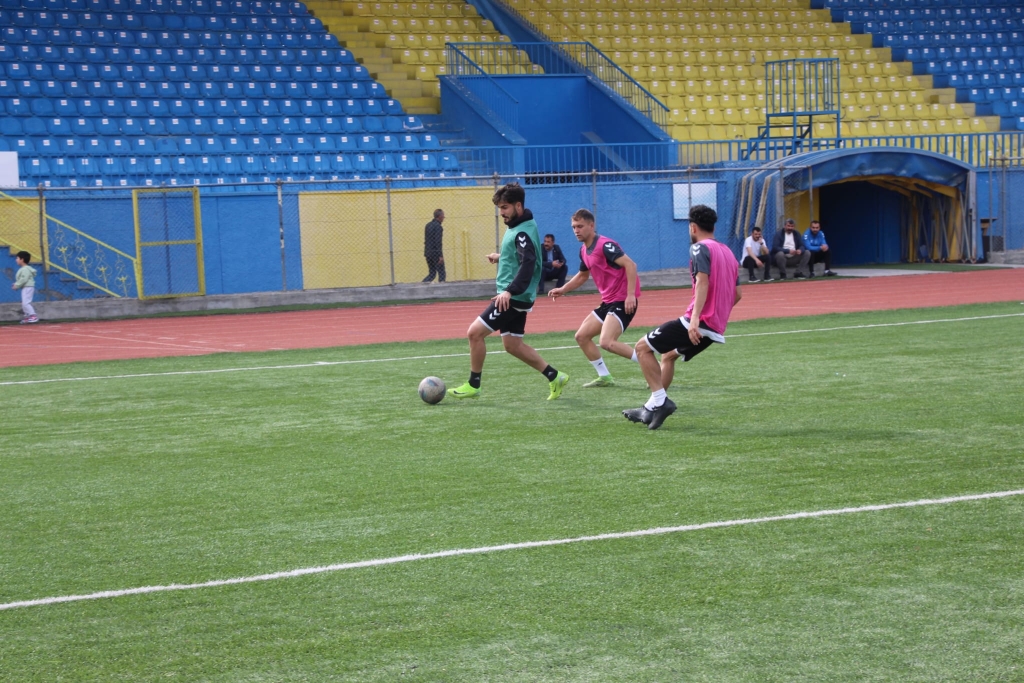 Ağrı valisi koç'tan Ağrı Spor'a Moral Ziyareti

Ağrı valisi Mustafa Koç, beraberindeki il protokolüyle birlikte play-off sürecinde kritik karşılaşmalara hazırlanan Ağrı Spor'u antrenmanda ziyaret etti.

Ağrı Valisi Mustafa Koç, Ağrı Cumhuriyet Başsavcısı Adem Çalış, Gençlik ve Spor İl Müdürü Ahmet Çelebi ve İl Milli Eğitim Müdürü Hasan Kökrek ile birlikte Ağrı Spor Kulübü’nü ziyaret etti.

Play-off mücadelesine hazırlanan takımı moral açısından desteklemeyi amaçlayan ziyaret, takımın antrenmanında gerçekleşti.

Vali Koç ve beraberindeki heyeti, Ağrı Spor Kulüp Başkanı Mehmet Yıldırım karşıladı.

Futbolcularla bir süre sohbet eden ve teknik heyetten takımın son durumu hakkında bilgi alan Vali Koç, sporun toplum birliği açısından önemine değindi.

Ziyaret sırasında futbolcuların antrenmanını da izleyen protokol üyeleri, saha kenarından takıma moral verdi.

Ziyaretin, Ağrı Spor’un bu cumartesi günü Edirnespor ile oynayacağı önemli play-off maçı öncesine denk gelmesi, hem teknik ekip hem de futbolcular tarafından memnuniyetle karşılandı.

Mücadele, Ağrı Vali Lütfi Yiğenoğlu Stadyumu'nda oynanacak.

Ağrı Valisi Mustafa Koç kulübün yanında olduklarını ifade ederek şunları söyledi: “Ağrı Spor, bu şehrin ortak değerlerinden biridir. Göstermiş oldukları çaba ve mücadeleyi takdir ediyoruz. Bu önemli karşılaşma öncesinde oyuncularımızın moralini yüksek tutmak amacıyla buradayız. İnşallah şehrimizi başarıyla temsil etmeye devam edecekler.”

Kulüp Başkanı Mehmet Yıldırım, ise yapılan ziyaretten duyduğu memnuniyeti dile getirerek şunları söyledi: “Valimiz başta olmak üzere tüm protokol üyelerimizin kulübümüzle bu denli yakından ilgilenmesi bizleri çok mutlu etti. Özellikle bu kritik süreçte verilen destek, takımın motivasyonuna önemli katkı sağlıyor. Tüm taraftarlarımızı cumartesi günü stadyuma davet ediyoruz.”

Ağrı Spor’un son maçlara moralli çıkması için yapılan bu anlamlı ziyaret, kulüp camiası ve taraftarlar nezdinde olumlu karşılık buldu.

Cumartesi günü oynanacak kritik karşılaşmada, tribün desteğinin artması bekleniyor.