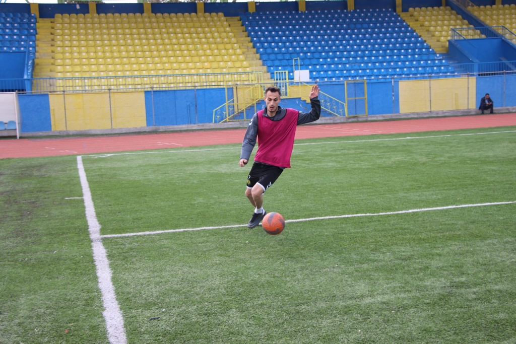 Ağrı valisi koç'tan Ağrı Spor'a Moral Ziyareti

Ağrı valisi Mustafa Koç, beraberindeki il protokolüyle birlikte play-off sürecinde kritik karşılaşmalara hazırlanan Ağrı Spor'u antrenmanda ziyaret etti.

Ağrı Valisi Mustafa Koç, Ağrı Cumhuriyet Başsavcısı Adem Çalış, Gençlik ve Spor İl Müdürü Ahmet Çelebi ve İl Milli Eğitim Müdürü Hasan Kökrek ile birlikte Ağrı Spor Kulübü’nü ziyaret etti.

Play-off mücadelesine hazırlanan takımı moral açısından desteklemeyi amaçlayan ziyaret, takımın antrenmanında gerçekleşti.

Vali Koç ve beraberindeki heyeti, Ağrı Spor Kulüp Başkanı Mehmet Yıldırım karşıladı.

Futbolcularla bir süre sohbet eden ve teknik heyetten takımın son durumu hakkında bilgi alan Vali Koç, sporun toplum birliği açısından önemine değindi.

Ziyaret sırasında futbolcuların antrenmanını da izleyen protokol üyeleri, saha kenarından takıma moral verdi.

Ziyaretin, Ağrı Spor’un bu cumartesi günü Edirnespor ile oynayacağı önemli play-off maçı öncesine denk gelmesi, hem teknik ekip hem de futbolcular tarafından memnuniyetle karşılandı.

Mücadele, Ağrı Vali Lütfi Yiğenoğlu Stadyumu'nda oynanacak.

Ağrı Valisi Mustafa Koç kulübün yanında olduklarını ifade ederek şunları söyledi: “Ağrı Spor, bu şehrin ortak değerlerinden biridir. Göstermiş oldukları çaba ve mücadeleyi takdir ediyoruz. Bu önemli karşılaşma öncesinde oyuncularımızın moralini yüksek tutmak amacıyla buradayız. İnşallah şehrimizi başarıyla temsil etmeye devam edecekler.”

Kulüp Başkanı Mehmet Yıldırım, ise yapılan ziyaretten duyduğu memnuniyeti dile getirerek şunları söyledi: “Valimiz başta olmak üzere tüm protokol üyelerimizin kulübümüzle bu denli yakından ilgilenmesi bizleri çok mutlu etti. Özellikle bu kritik süreçte verilen destek, takımın motivasyonuna önemli katkı sağlıyor. Tüm taraftarlarımızı cumartesi günü stadyuma davet ediyoruz.”

Ağrı Spor’un son maçlara moralli çıkması için yapılan bu anlamlı ziyaret, kulüp camiası ve taraftarlar nezdinde olumlu karşılık buldu.

Cumartesi günü oynanacak kritik karşılaşmada, tribün desteğinin artması bekleniyor.