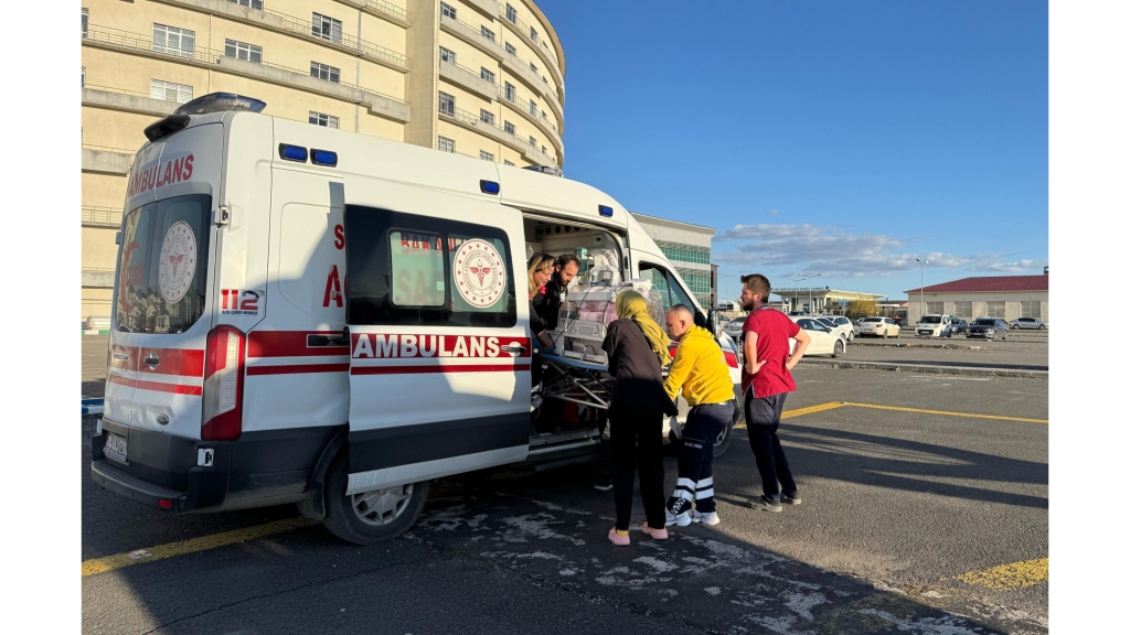Rop hastalığı tanısı konulan adar bebek ambulans helikopterle van’a sevk edildi