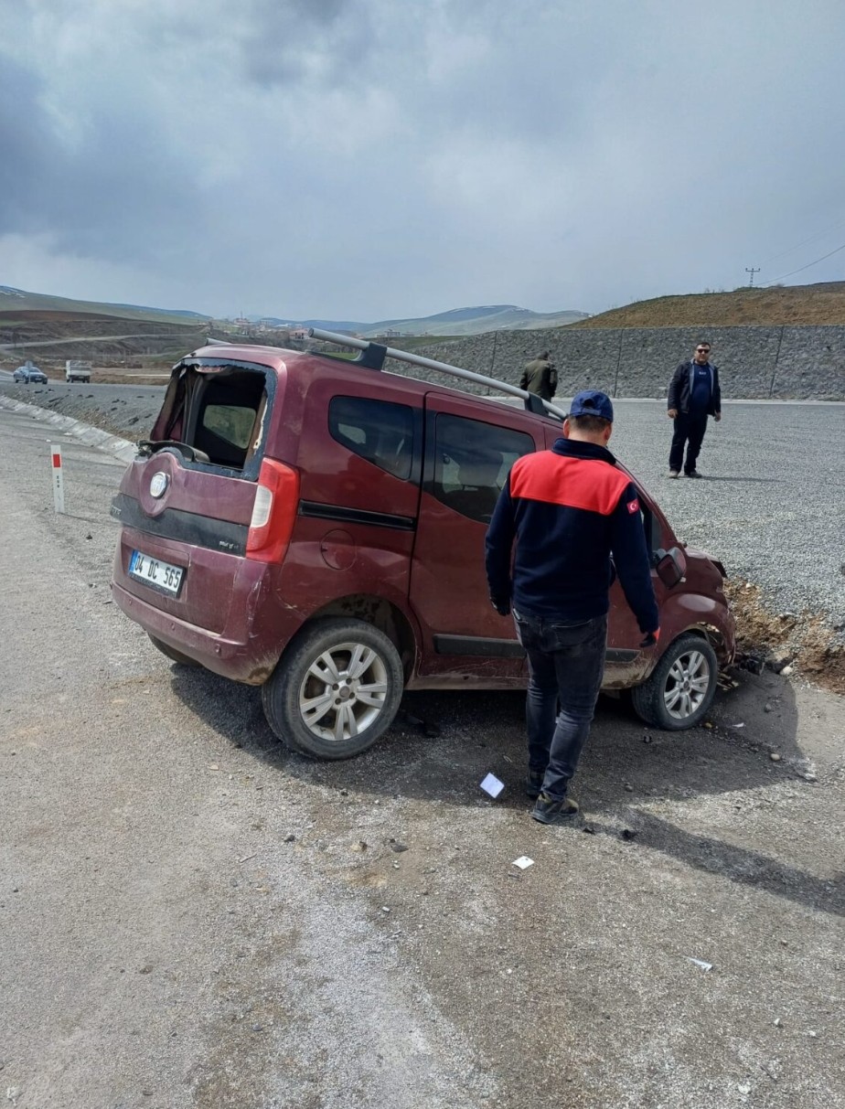 Ağrı-hamur yolunda trafik kazası: 3 kişi yaralandı