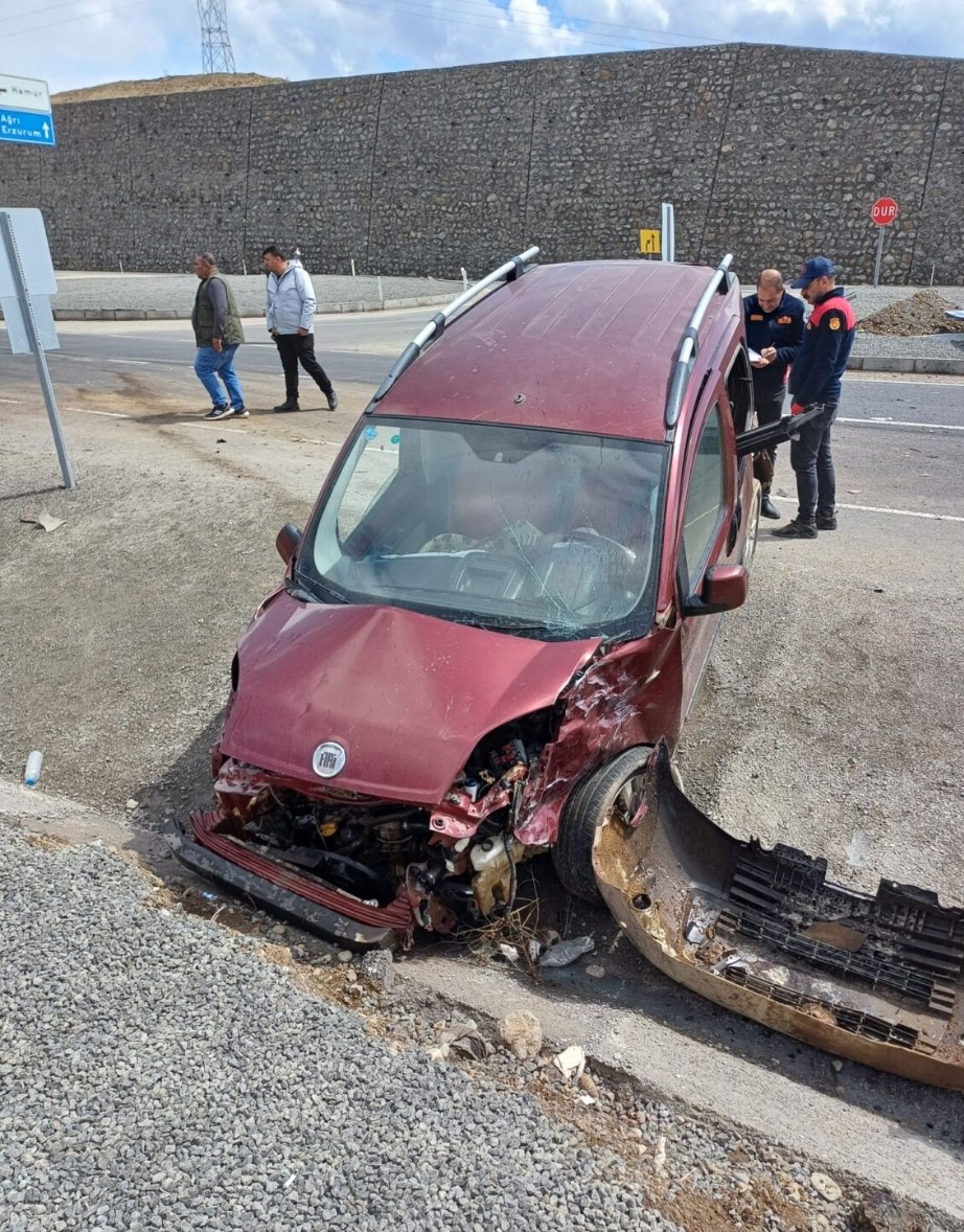 Ağrı-hamur yolunda trafik kazası: 3 kişi yaralandı