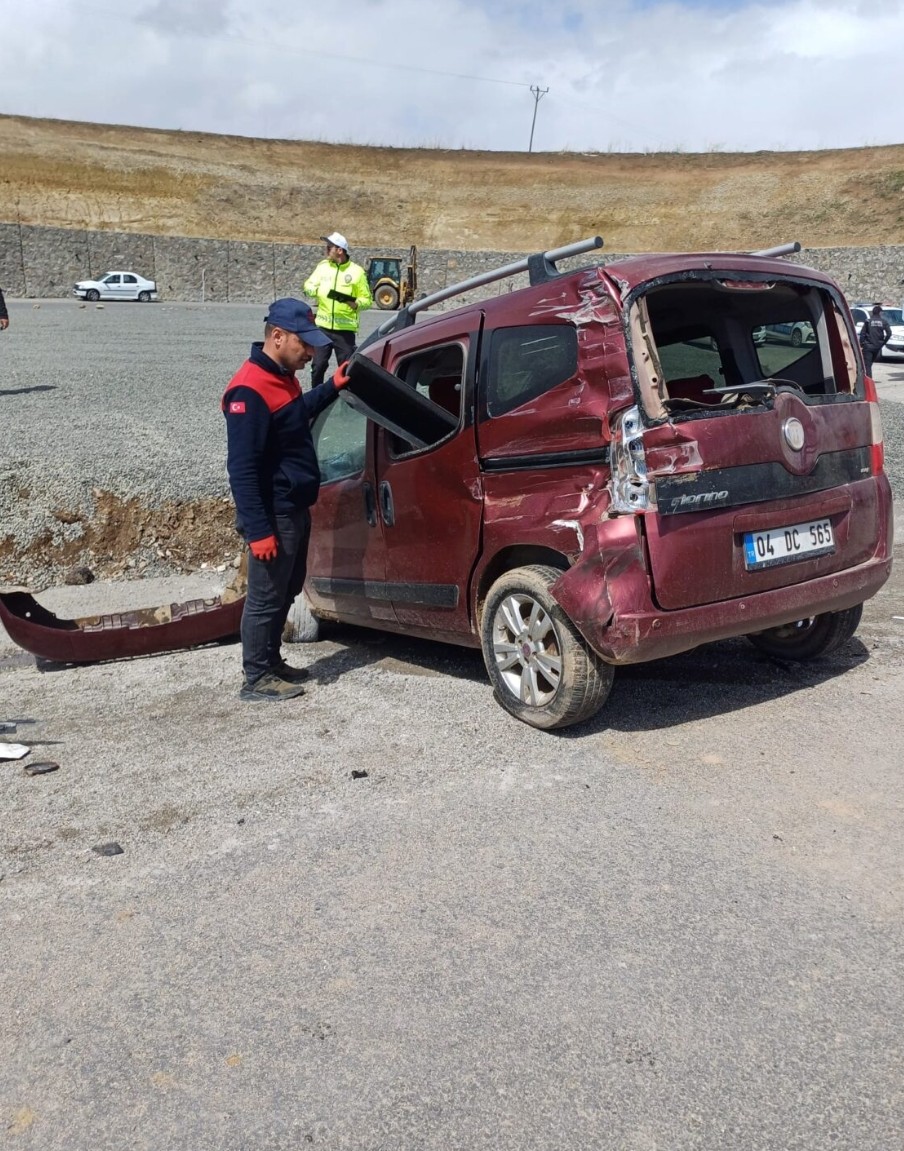 Ağrı-hamur yolunda trafik kazası: 3 kişi yaralandı