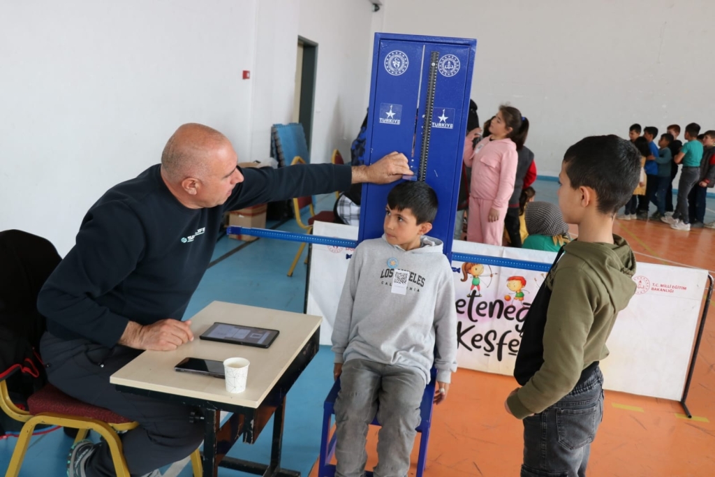 Patnos’ta spor yetenek testiyle minik yıldızlar keşfediliyor