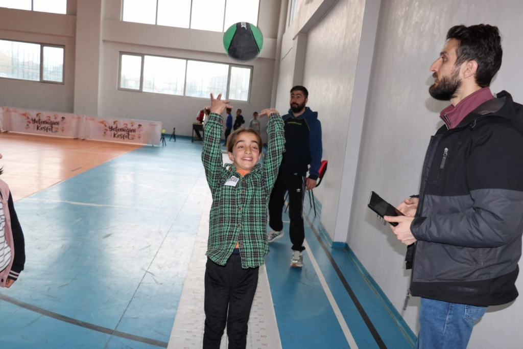 Patnos’ta spor yetenek testiyle minik yıldızlar keşfediliyor