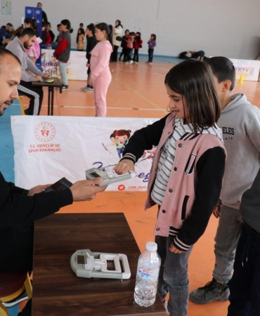 Patnos’ta spor yetenek testiyle minik yıldızlar keşfediliyor