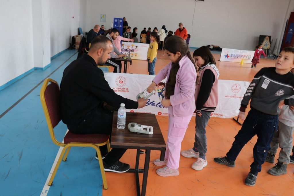Patnos’ta spor yetenek testiyle minik yıldızlar keşfediliyor