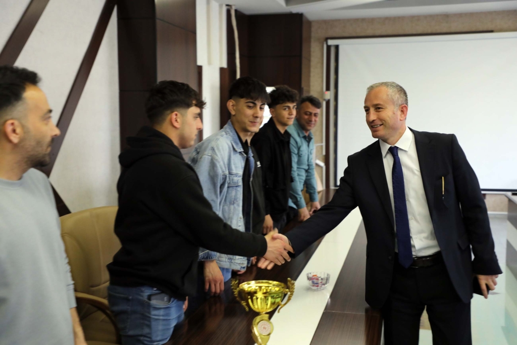 Ağrı milli eğitim müdürü kökrek, türkiye Şampiyonu Öğrencileri ağırladı