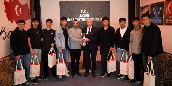 Ağrı Milli Eğitim Müdürü Kökrek, Türkiye Şampiyonu Öğrencileri Ağırladı
