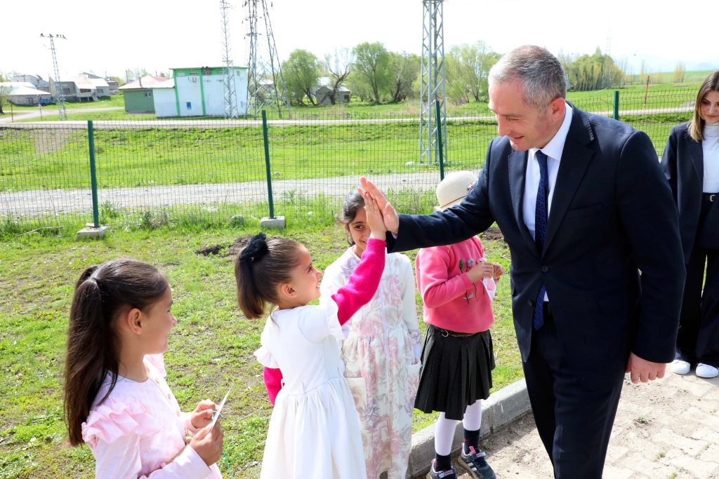 Minik eller geleceği yeşertti