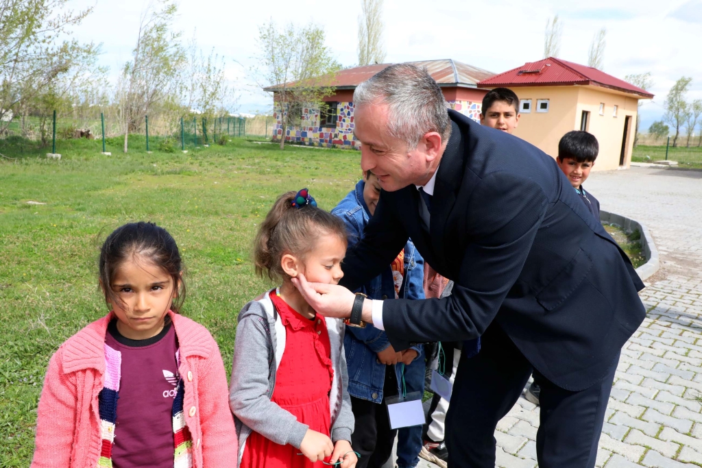 Minik eller geleceği yeşertti