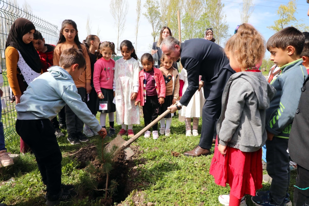 Minik eller geleceği yeşertti