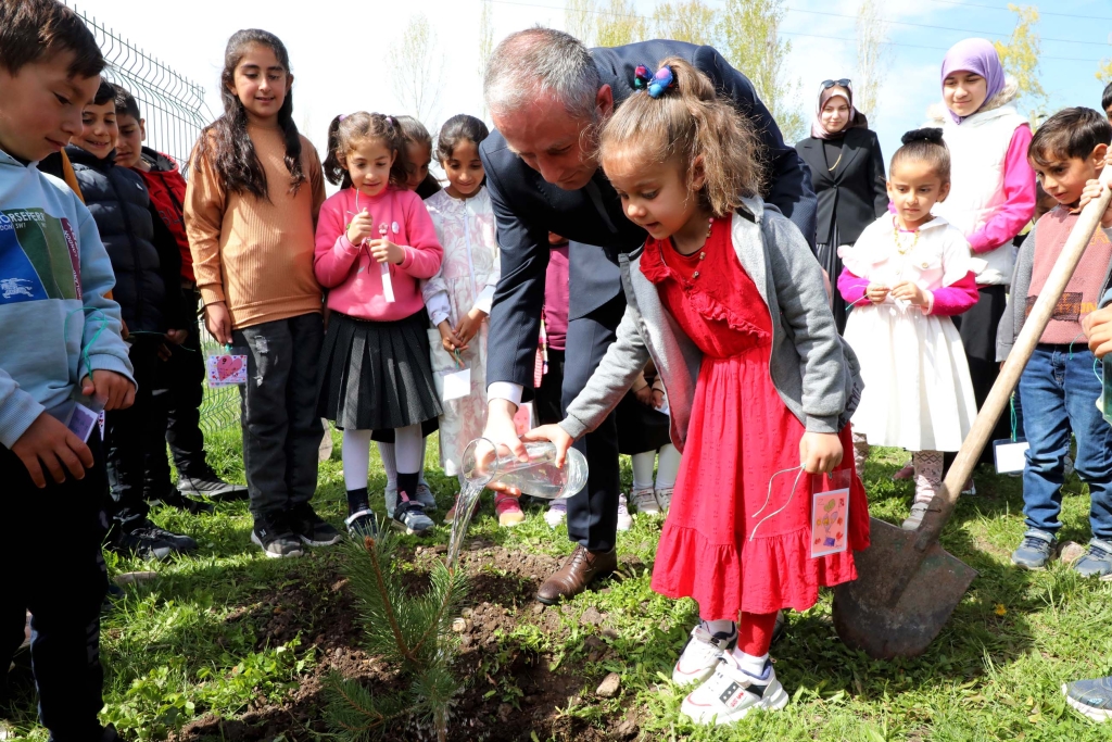 Minik eller geleceği yeşertti