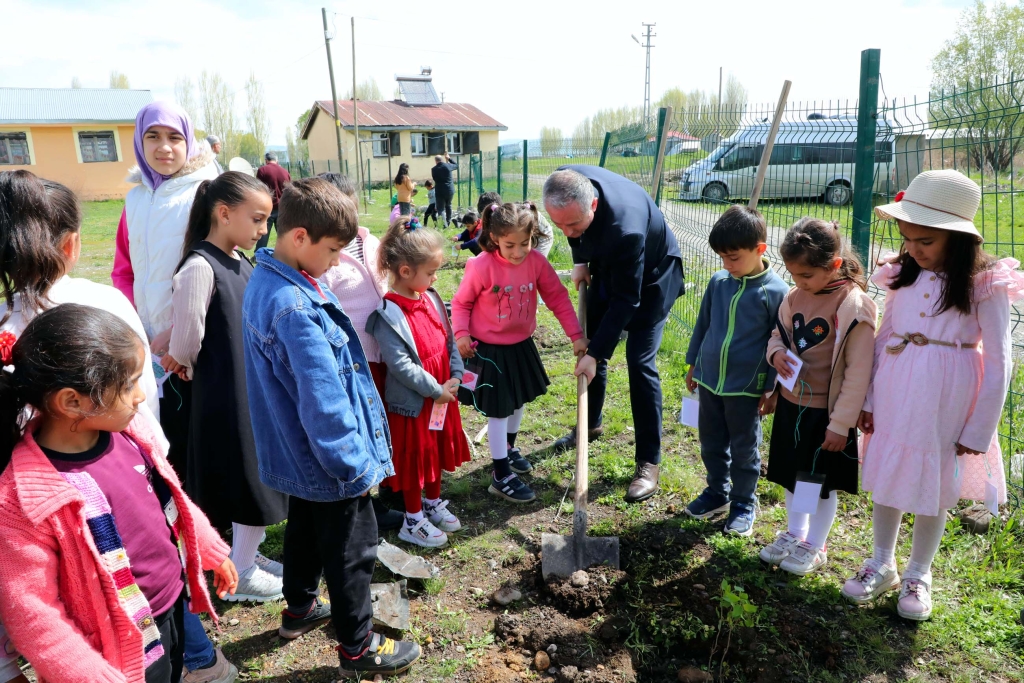 Minik eller geleceği yeşertti