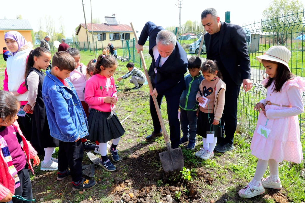 Minik eller geleceği yeşertti