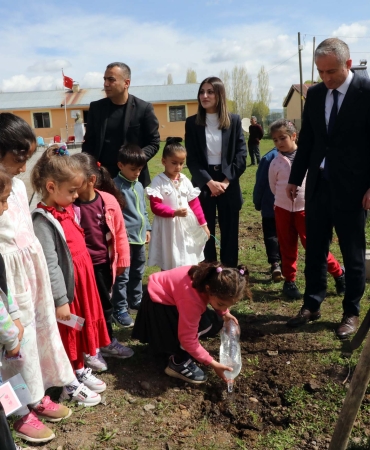 Minik eller geleceği yeşertti