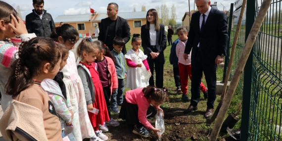 Minik Eller Geleceği Yeşertti