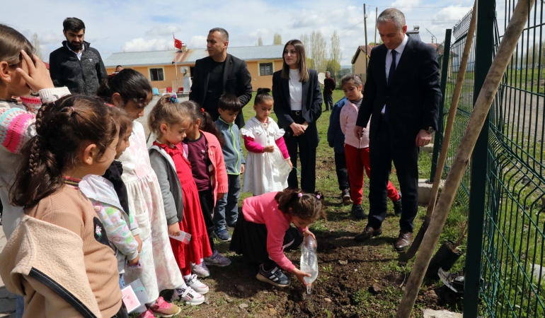 Minik eller geleceği yeşertti