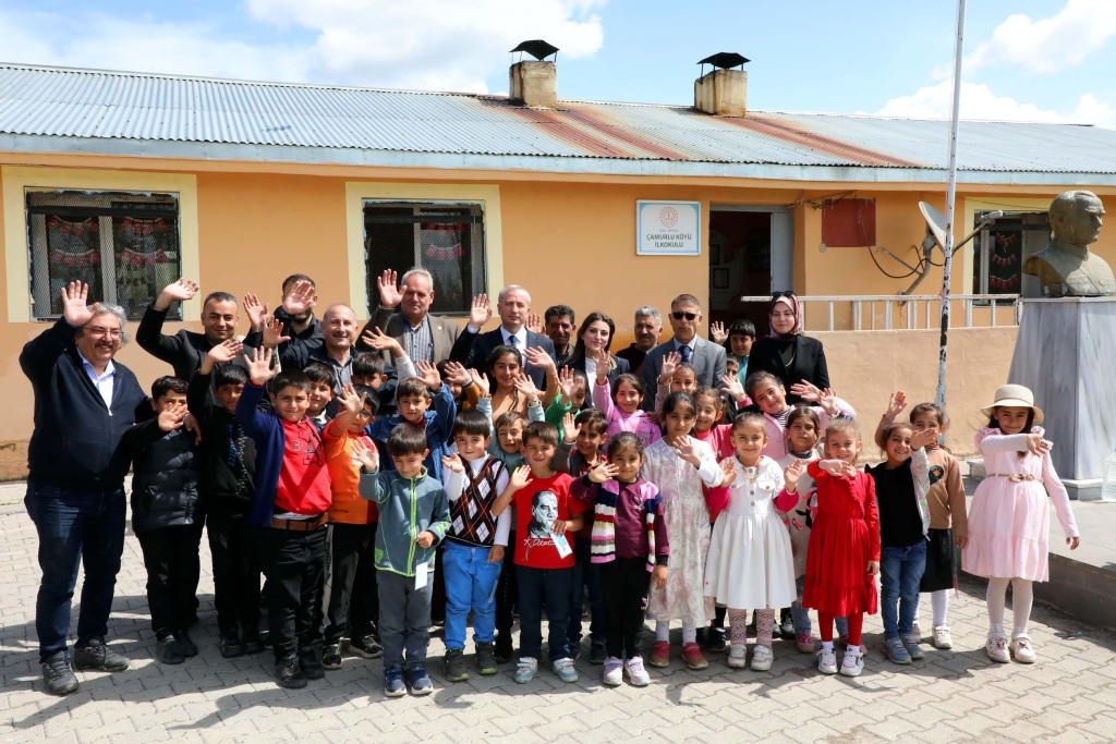 Minik eller geleceği yeşertti