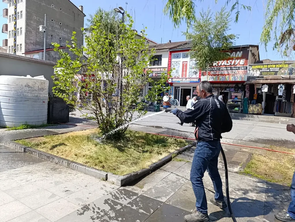 Ağrı Belediyesi Yaz Sıcakları İçin Sulama Önlemleri
