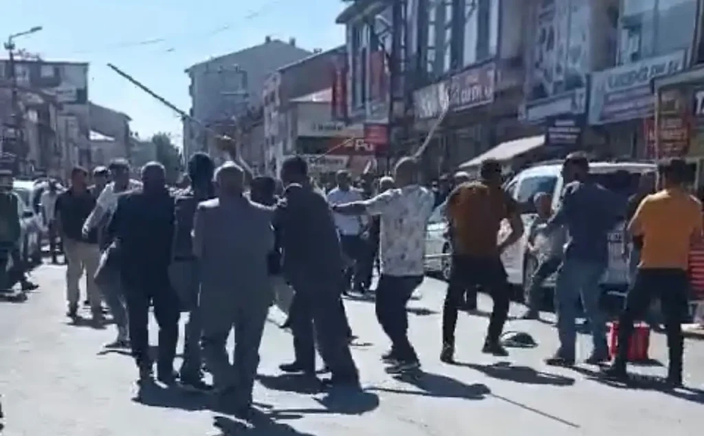 Ağrı Kavga Meydanda Sopalı Kavga Video ile Yaşandı