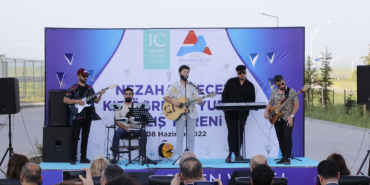 Ağrı mezuniyet töreni: küçük Öğrenciler duygusal vedalar