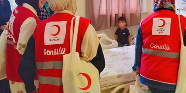 Kızılay gönüllüleri Öğrencilere ve velilere moral desteği