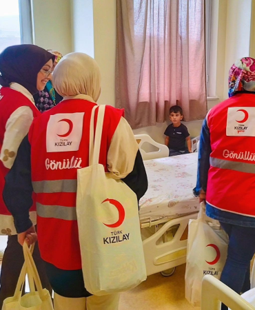 Kızılay Gönüllüleri Öğrencilere ve Velilere Moral Desteği