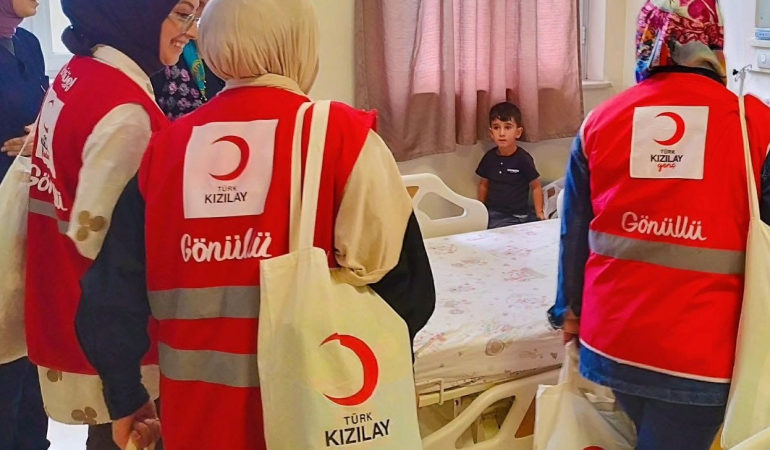 Kızılay gönüllüleri Öğrencilere ve velilere moral desteği