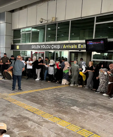 Ağrı havalimanında gelin karşılaması davullu halaylar