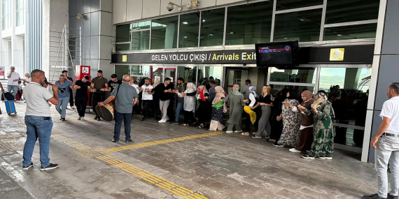 Ağrı Havalimanında Gelin Karşılaması Davullu Halaylar