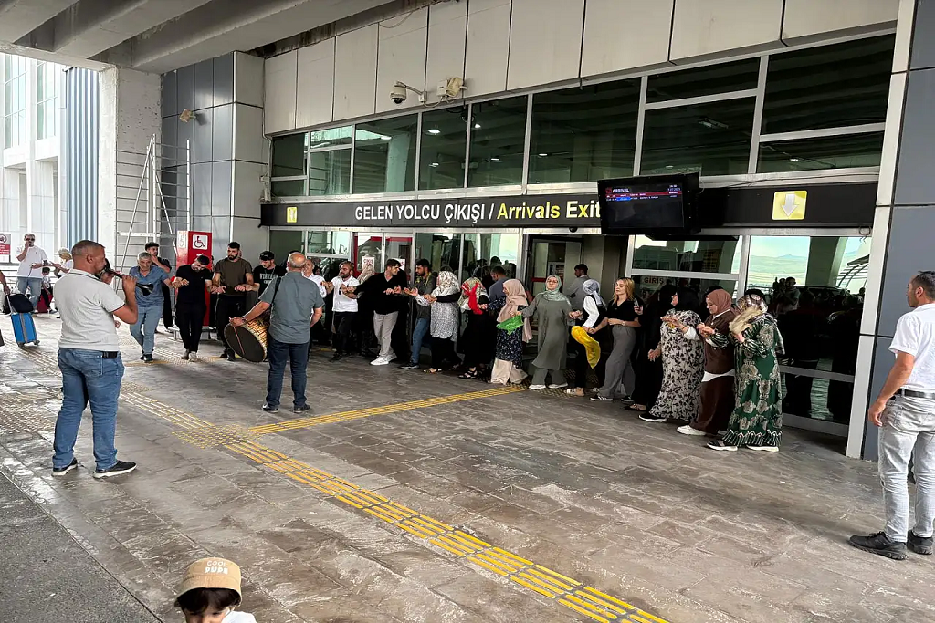 Ağrı Havalimanında Gelin Karşılaması Davullu Halaylar