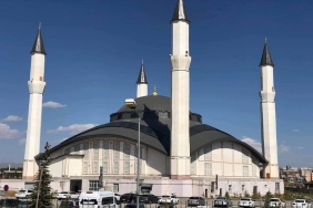 Ağrı Merkez Camiinin Yeşil Işıkları ile Huzur