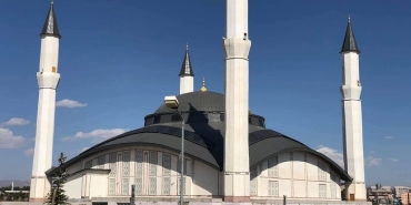 Ağrı merkez camiinin yeşil işıkları ile huzur