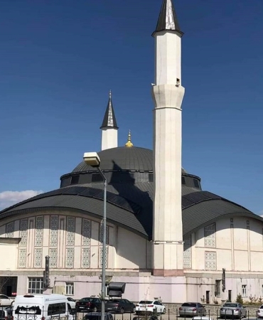Ağrı merkez camiinin yeşil işıkları ile huzur