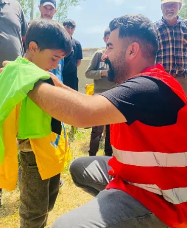 Kızılay başköyde Çocuklara gıda ve giyim yardımı