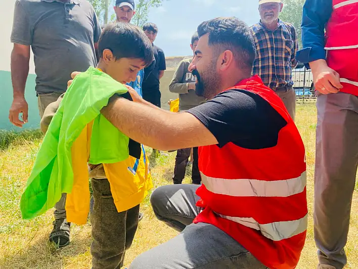 Kızılay Başköyde Çocuklara Gıda ve Giyim Yardımı